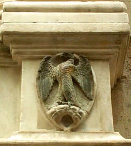 Stemma dell'arte di Calimala sulla nicchia della chiesa di Orsanmichele a Firenze