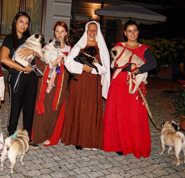 Simona di Pimp My Pug con alcune dame e i loro carlini