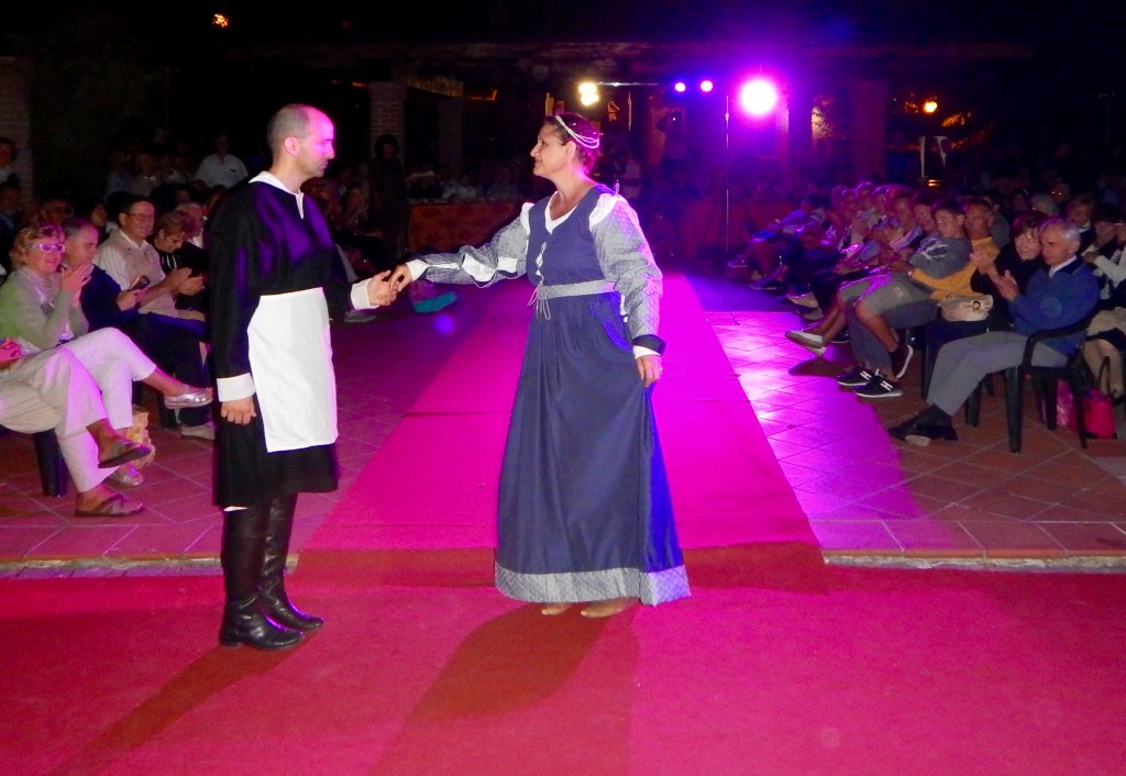 La veste, conosciuta come gamurra, è stata realizzata dalla stessa modella Ornella